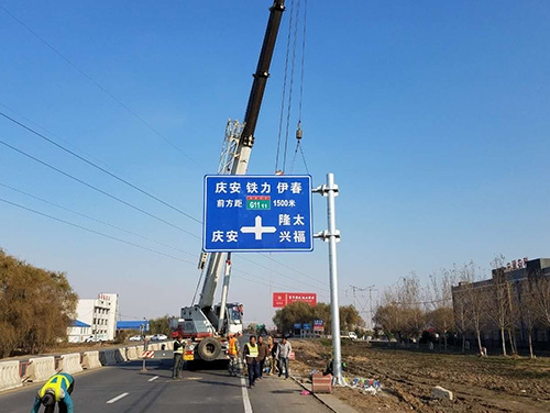 鸡西鸡西道路护栏网网片该如何进行正确的选购呢？